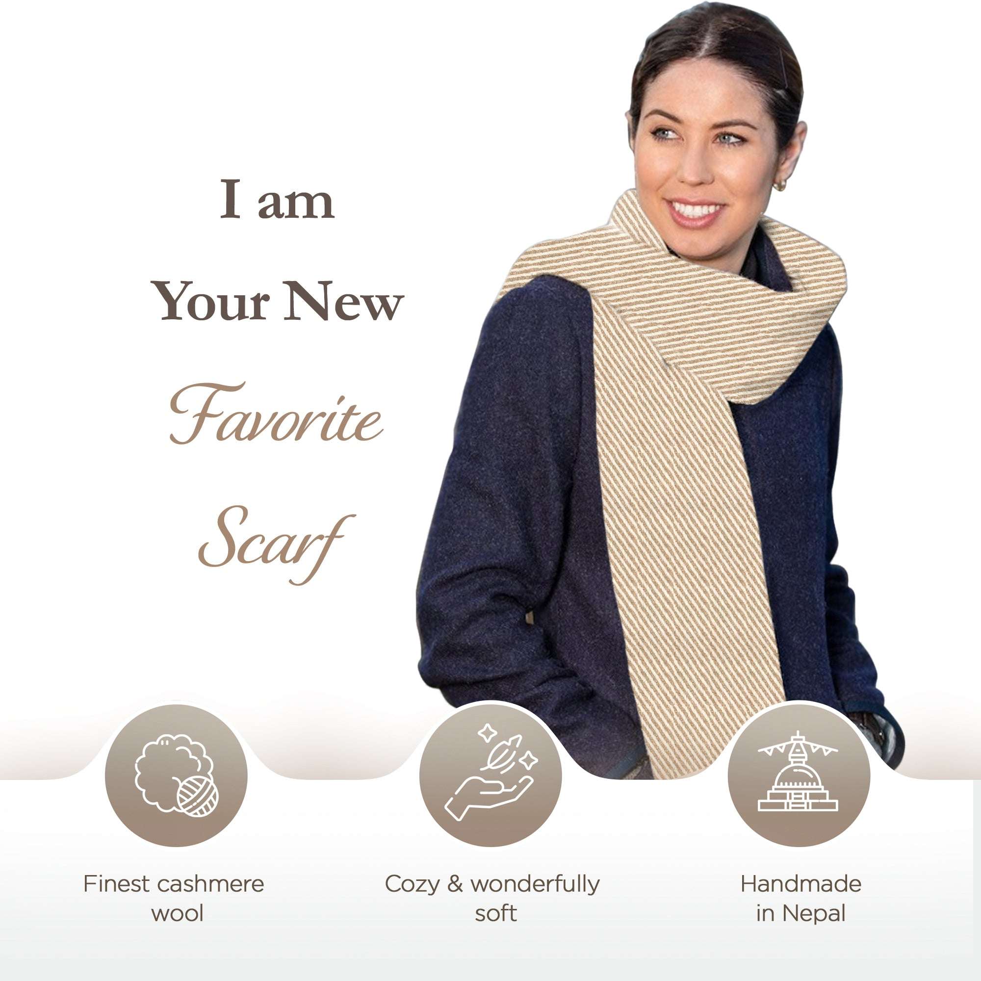 Eine Frau trägt einen braunen Kaschmirschal mit feinem Streifenmuster über einem dunkelblauen Mantel. Der Hintergrund ist weiß. Links neben ihr steht der Text „I am Your New Favorite Scarf“. Unten befinden sich drei runde Icons mit Symbolen, darunter Schriftzüge wie „Finest cashmere wool“, „Cozy & wonderfully soft“ und „Handmade in Nepal“. Die Frau wirkt freundlich und schaut leicht nach rechts. Der Schal ist lang und wirkt weich.