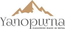 Das Bild zeigt ein stilisiertes, braunes Bergmotiv oberhalb des Schriftzugs „Yanopurna“ in eleganter Schrift. Darunter steht in kleinerer Schrift „CASHMERE MADE IN NEPAL“.