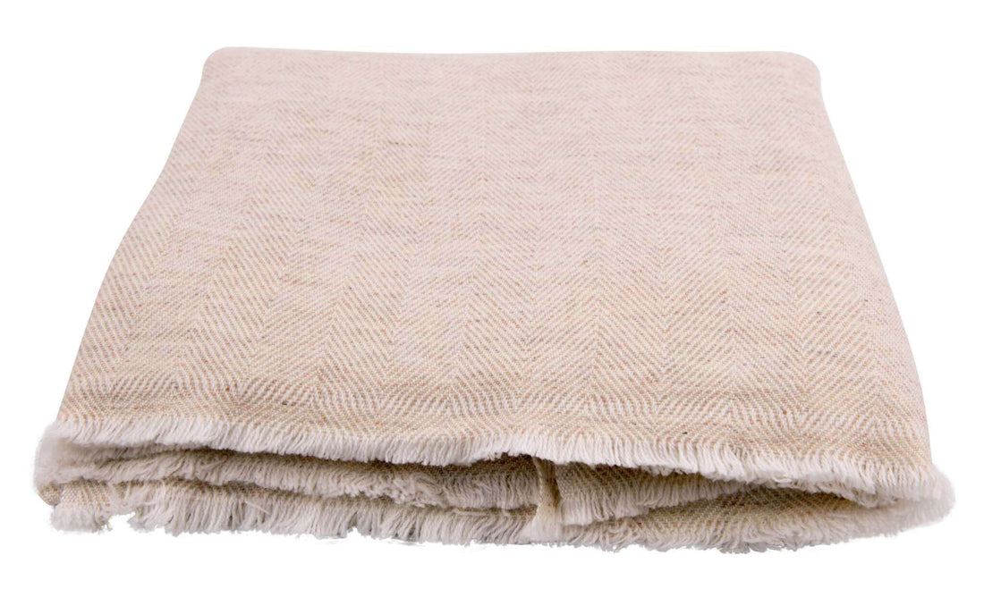 Kaschmirdecke beige mit feinem Fischgrätenmuster